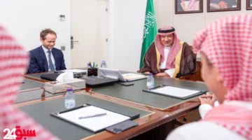 الخريجي يبحث مع مسؤول دولي رفيع سبل إنهاء النزاعات والأزمات في المنطقة